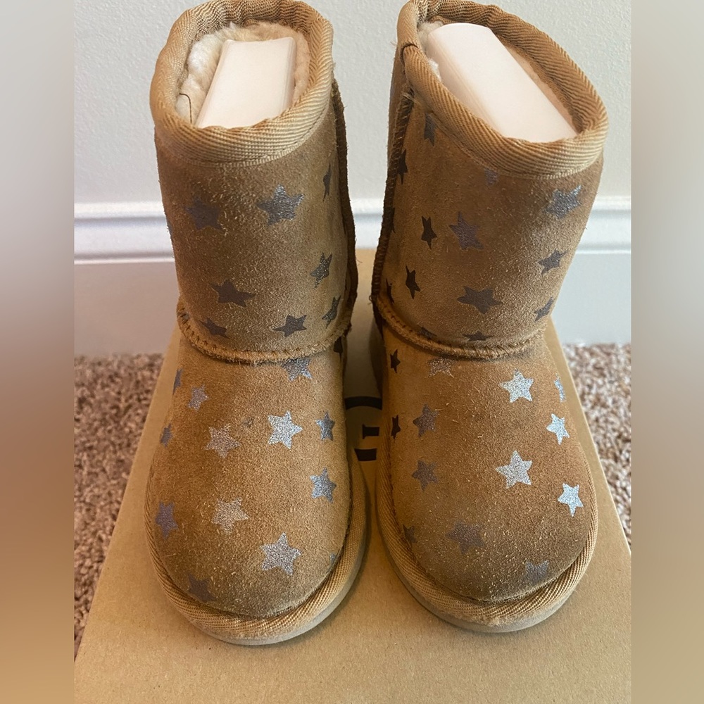 Ugg GUC toddler girl classic short chestnut boots with gold stars size 7